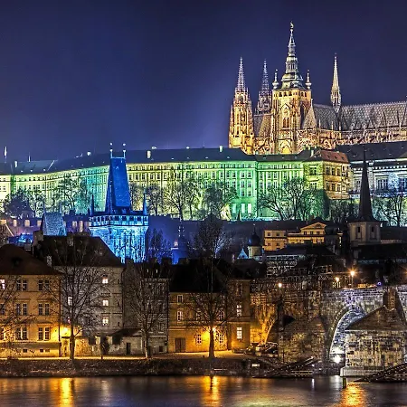 Design Next To Louis Vuitton Building Appartement Prague
