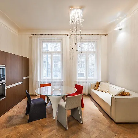 Appartement Design Next To Louis Vuitton Building *